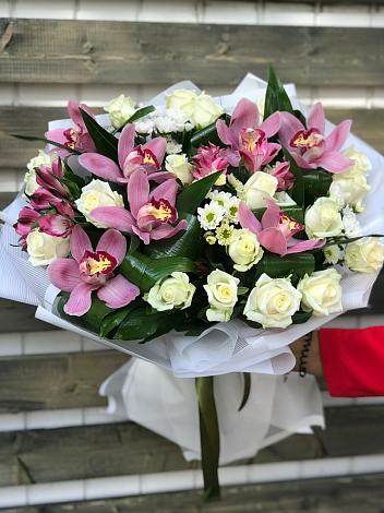 Букет цветов из: Розы и Хризантемы в Красном Балтийце