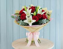 Букет цветов из:  Лилии и Розы в Красном Балтийце