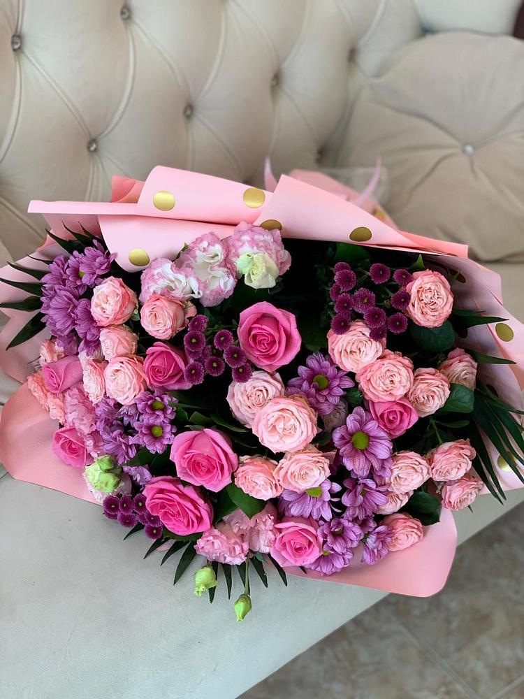 Букет цветов из: Хризантемы, Розы и Лизиантусы в Красном Балтийце