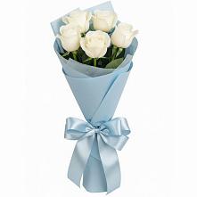 Букет 5 Белых роз Проуд #REPLACE_PRED# Красном Балтийце
