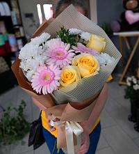 Букет цветов из:  Герберы, Розы и Хризантемы в Красном Балтийце