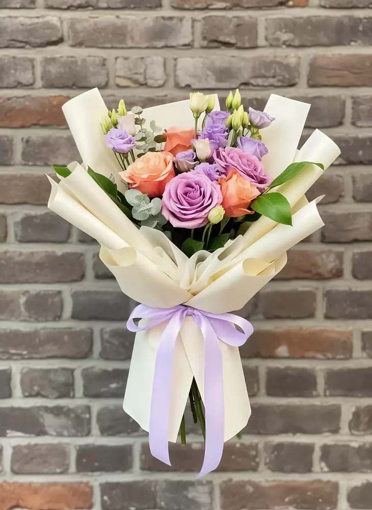 Букет цветов из: Лизиантусы и Розы в Красном Балтийце