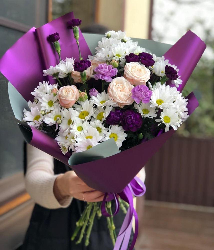 Букет цветов из: Хризантемы, Гвоздики и Розы в Красном Балтийце