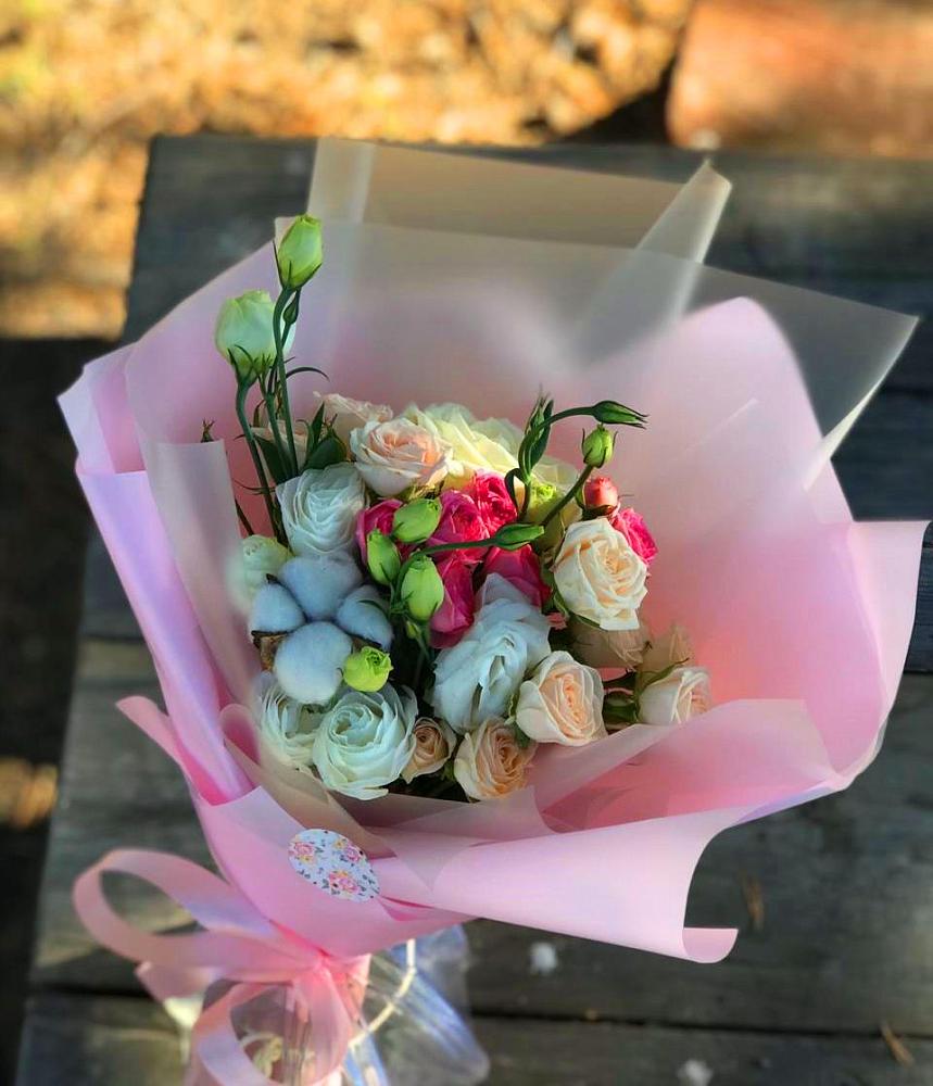 Букет цветов из: Розы и Лизиантусы в Красном Балтийце