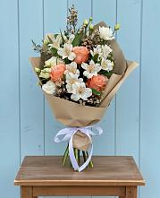 Букет цветов из:  Альстромерии, Лизиантусы, Розы и Хризантемы #REPLACE_PRED# Красном Балтийце