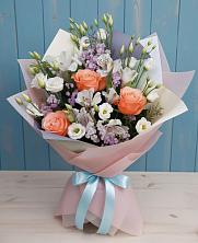 Букет цветов из:  Лизиантусы, Розы, Альстромерии и Гипсофила в Красном Балтийце