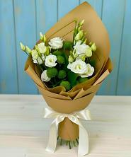 Букет цветов из:  Хризантемы и Лизиантусы в Красном Балтийце