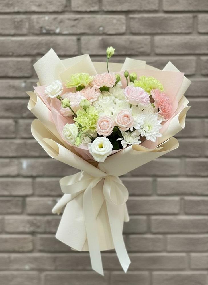 Букет цветов из: Гвоздики, Розы, Лизиантусы и Хризантемы в Красном Балтийце