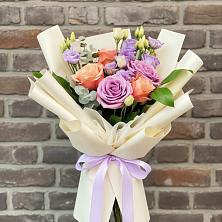 Букет цветов из:  Лизиантусы и Розы в Красном Балтийце