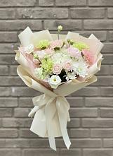 Букет цветов из:  Гвоздики, Розы, Лизиантусы и Хризантемы #REPLACE_PRED# Красном Балтийце