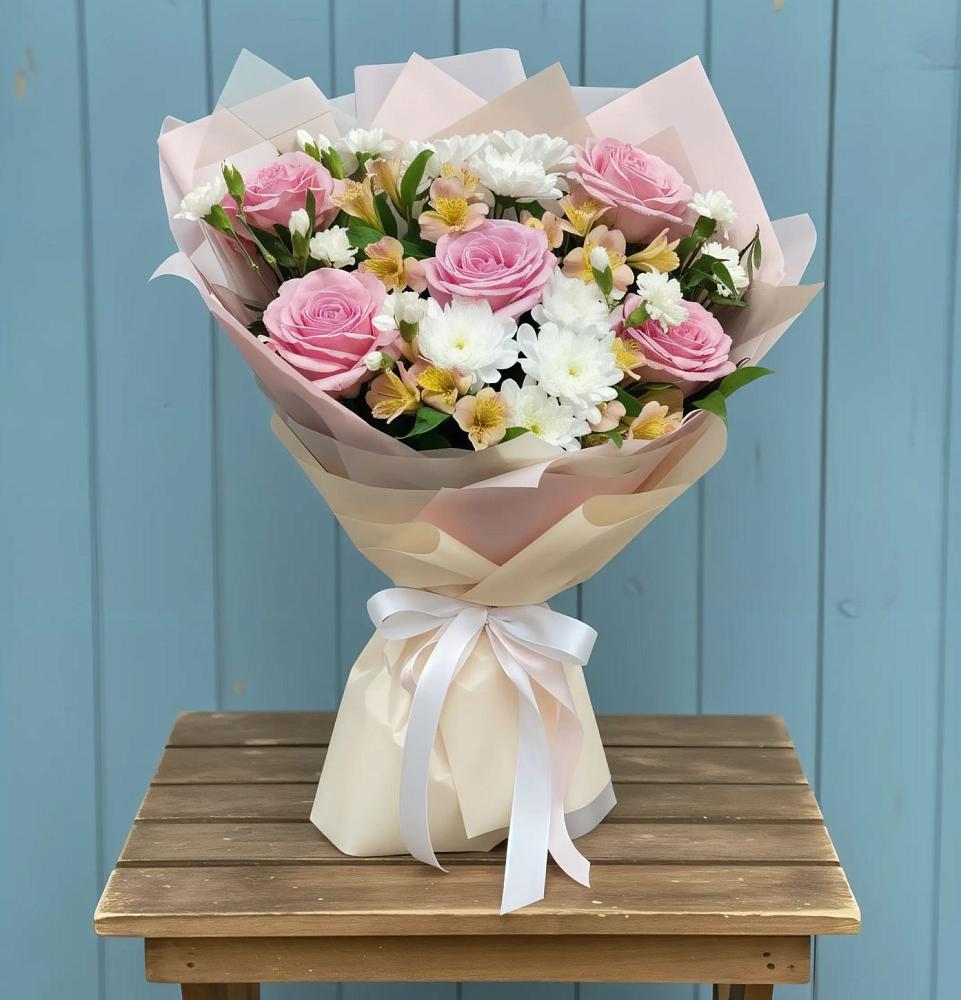 Букет цветов из: Гвоздики, Орхидеи и Розы в Красном Балтийце