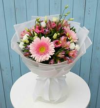 Букет цветов из:  Герберы, Альстромерии и Лизиантусы в Красном Балтийце