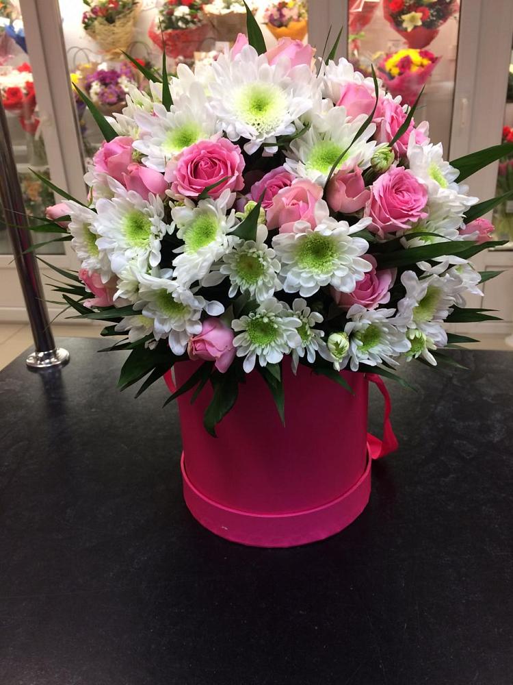 Цветочная композиция из Розы и Хризантемы в шляпной коробке в Красном Балтийце