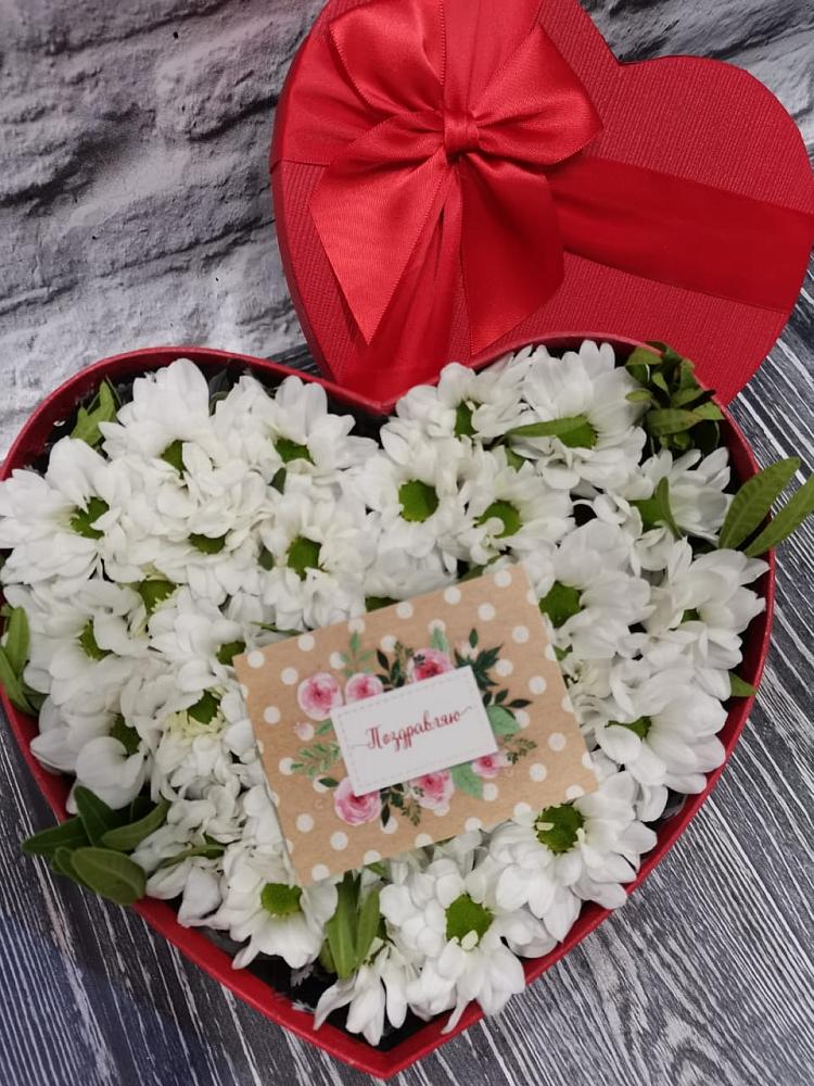 Цветочная композиция из Хризантемы в виде сердца в Красном Балтийце