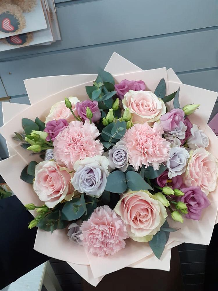 Букет цветов из: Розы, Гвоздики и Лизиантусы в Красном Балтийце