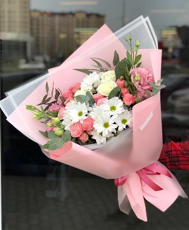 Букет цветов из: Розы, Лизиантусы и Хризантемы в Красном Балтийце