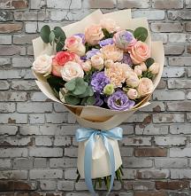 Букет цветов из:  Розы, Лизиантусы и Гвоздики #REPLACE_PRED# Красном Балтийце