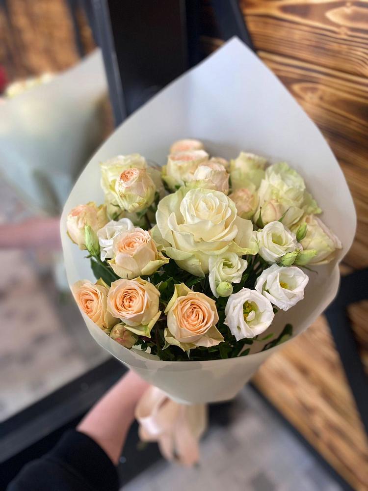 Букет цветов из: Розы и Лизиантусы в Красном Балтийце